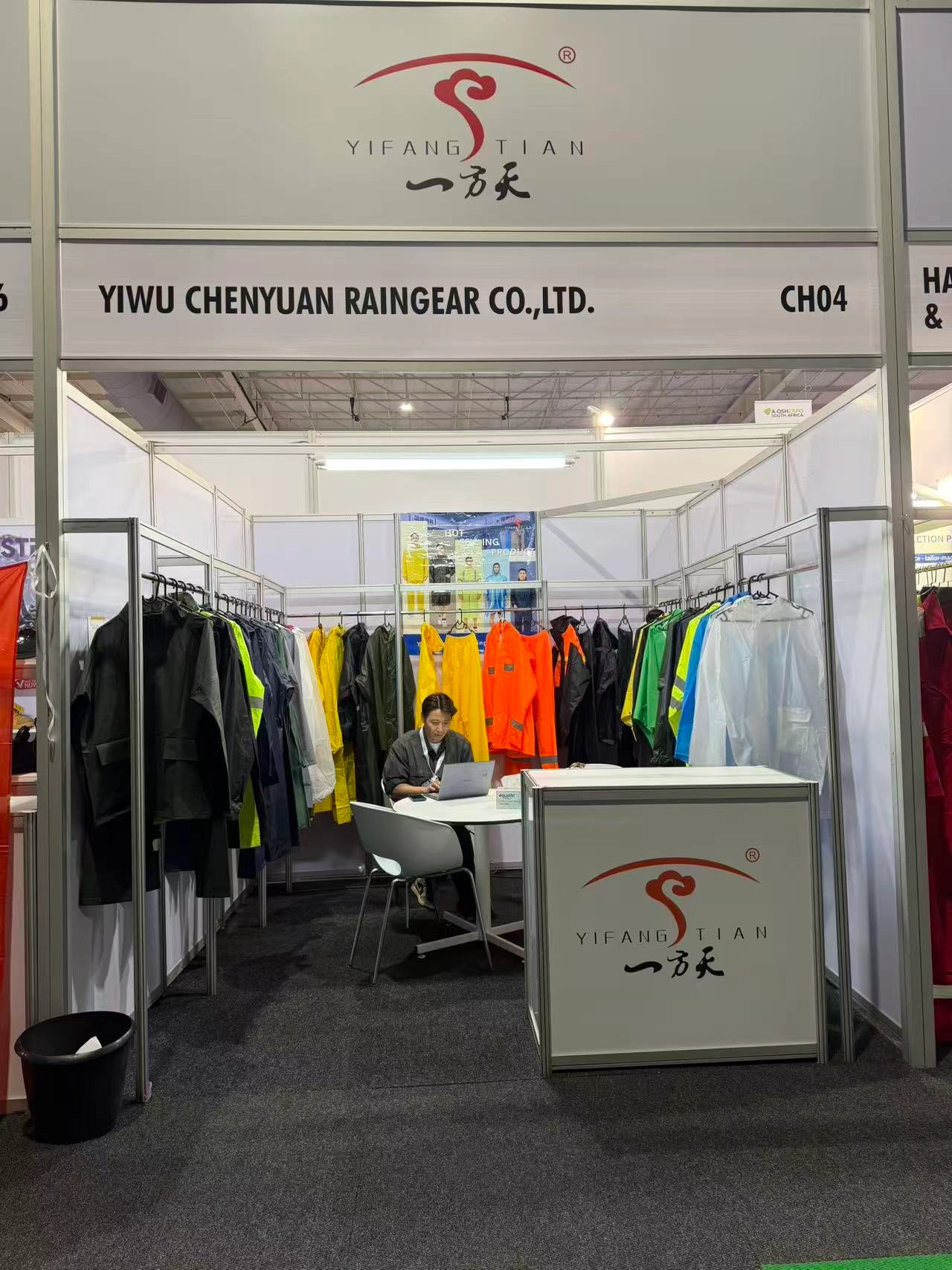 yifangtian rainwear booth with waterproof workwear display